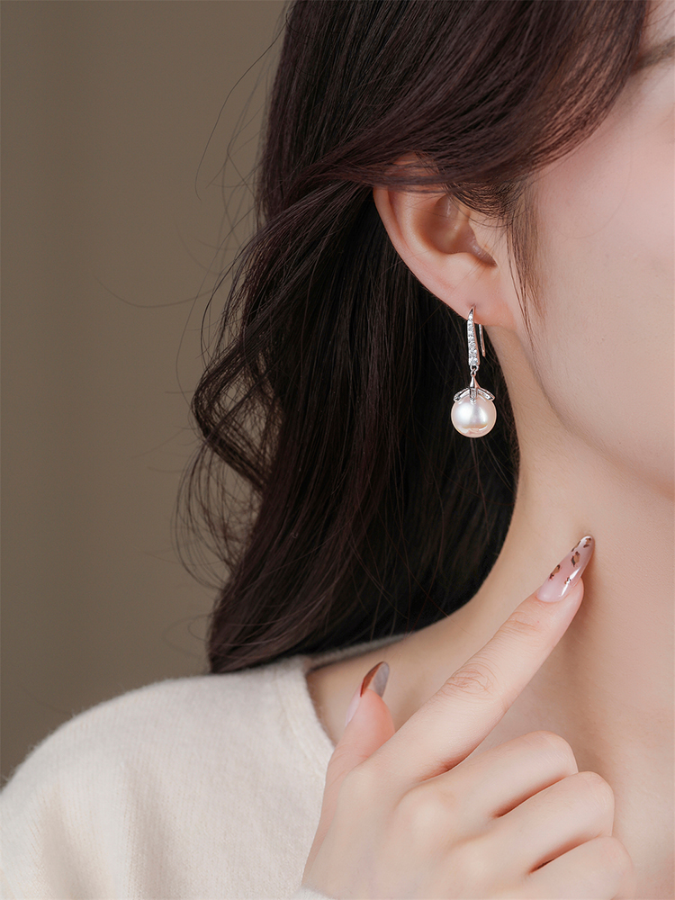Classy Natural Freshwater Pearl Earrings for Women, Diamond-Studded Silver Studs, Elegant High-End Design