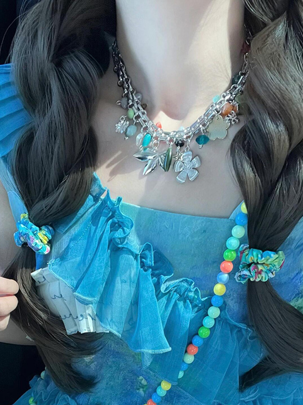 Colorful Heavy Metal Flower Necklace for Vacation Style, Trendy Clavicle Chain Accessory for Sweet and Cool Looks