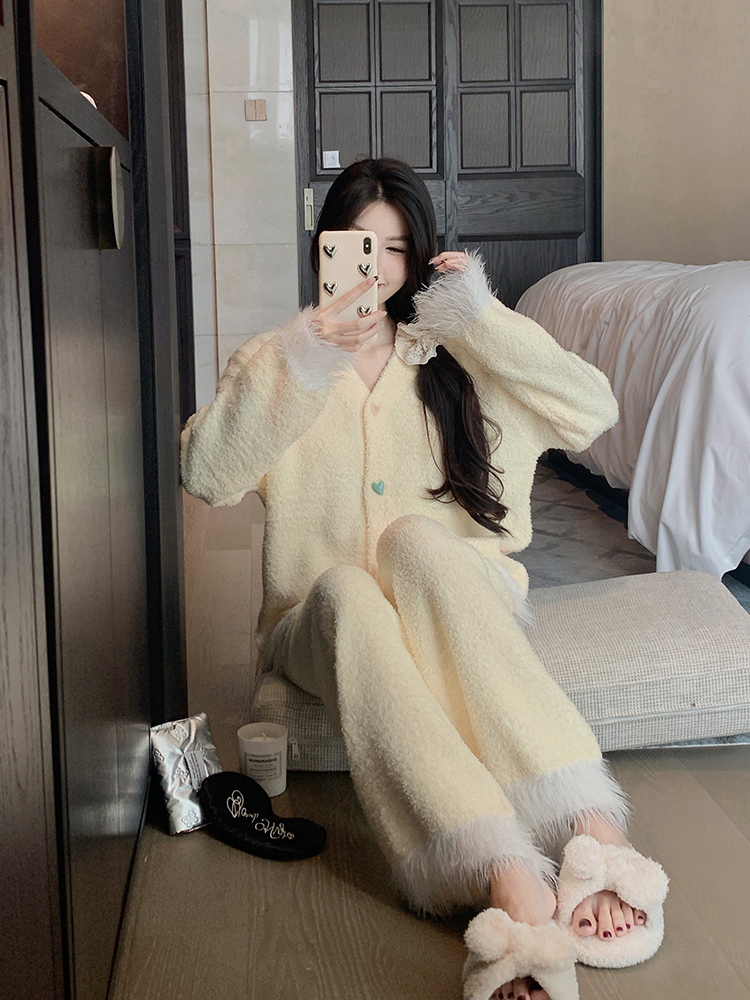 Cozy Coral Fleece Pajamas Set for Women, Thick Plush Winter Loungewear, Stylish Autumn Outfit, Versatile Indoor/Outdoor Wear