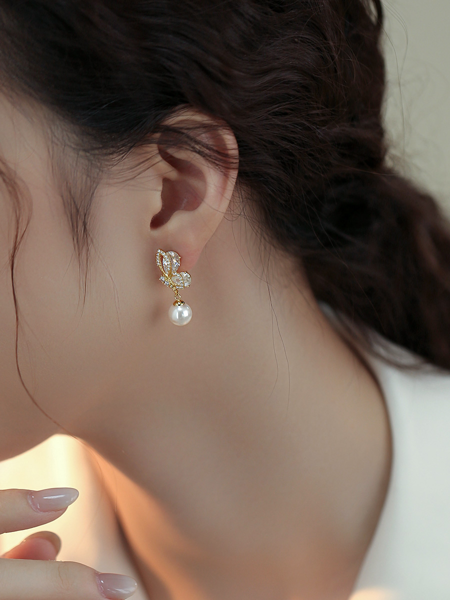 Elegant Butterfly Pearl Earrings for Women - Unique Niche Design, Stylish 2025 Accessories for Autumn and Winter Fashion