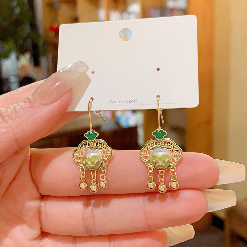 Elegant Chinese Style Pearl Hook Earrings for Girls - Fresh Design for Chic and Stylish Looks
