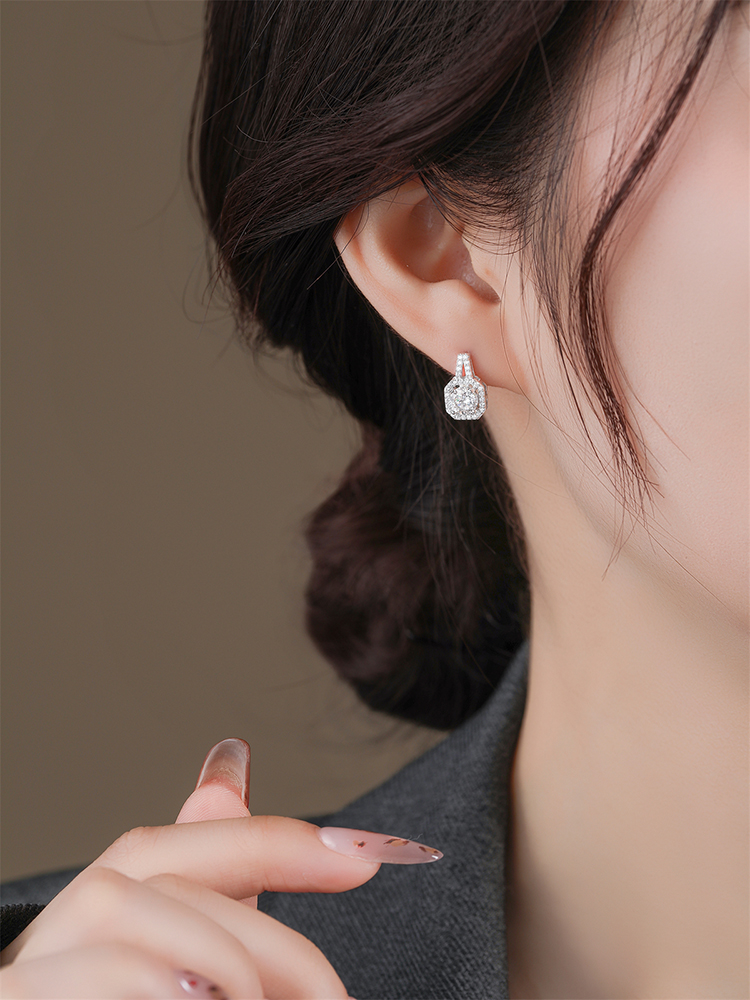 Elegant Diamond-Studded Square Earrings for Women - Classy High-End Studs, Exquisite Fashion Accessories