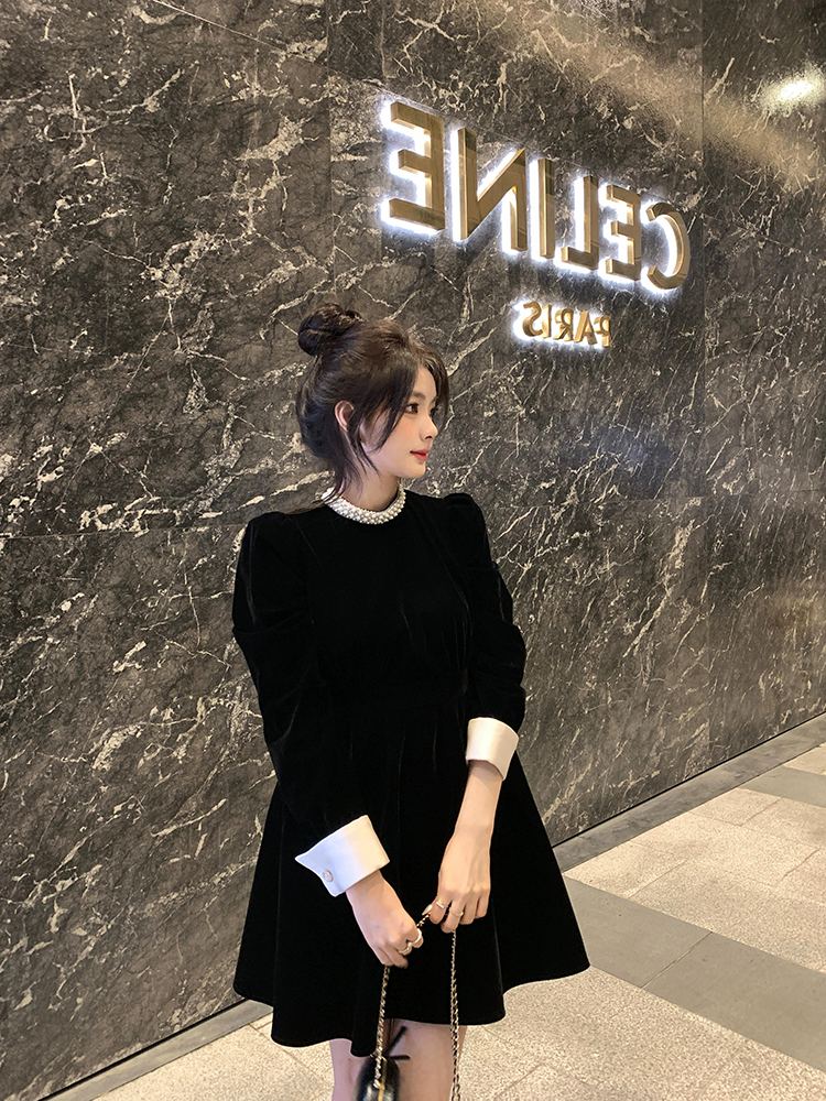 Elegant Hepburn-Style Black Velvet Dress for Women, Waist-Cinching, Petite Fit, Spring Layering, Short Skirt, Timeless Fashion