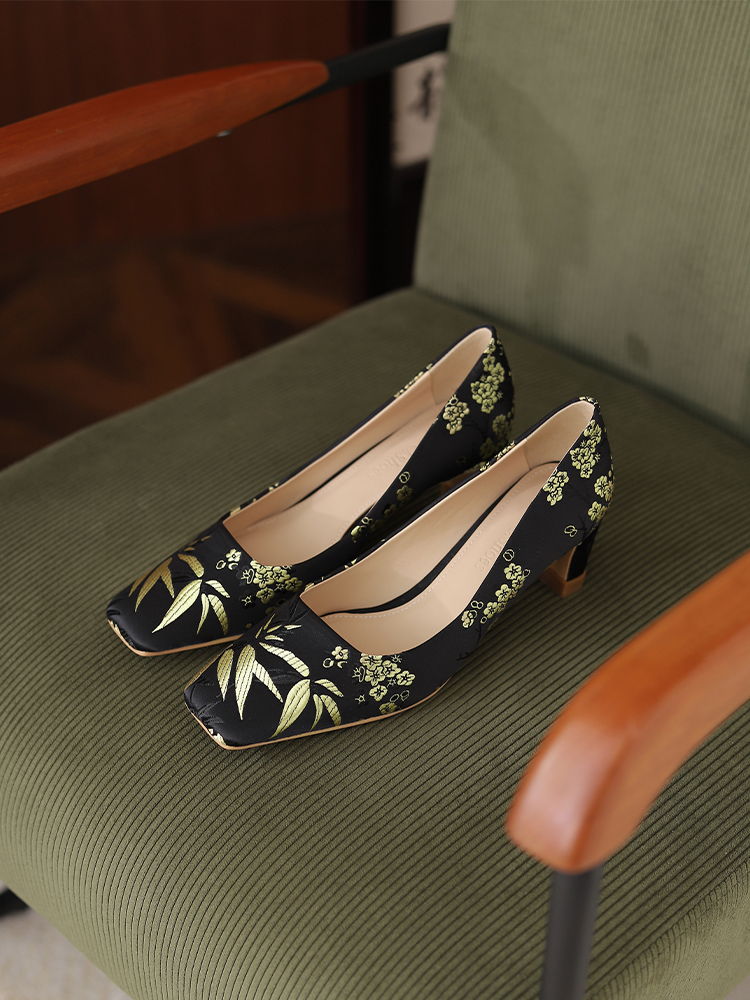 Elegant High-End Qipao Shoes with Thick Heels for Wedding Banquets - Comfortable Fit for Wide Feet, Perfect for Traditional Outfits