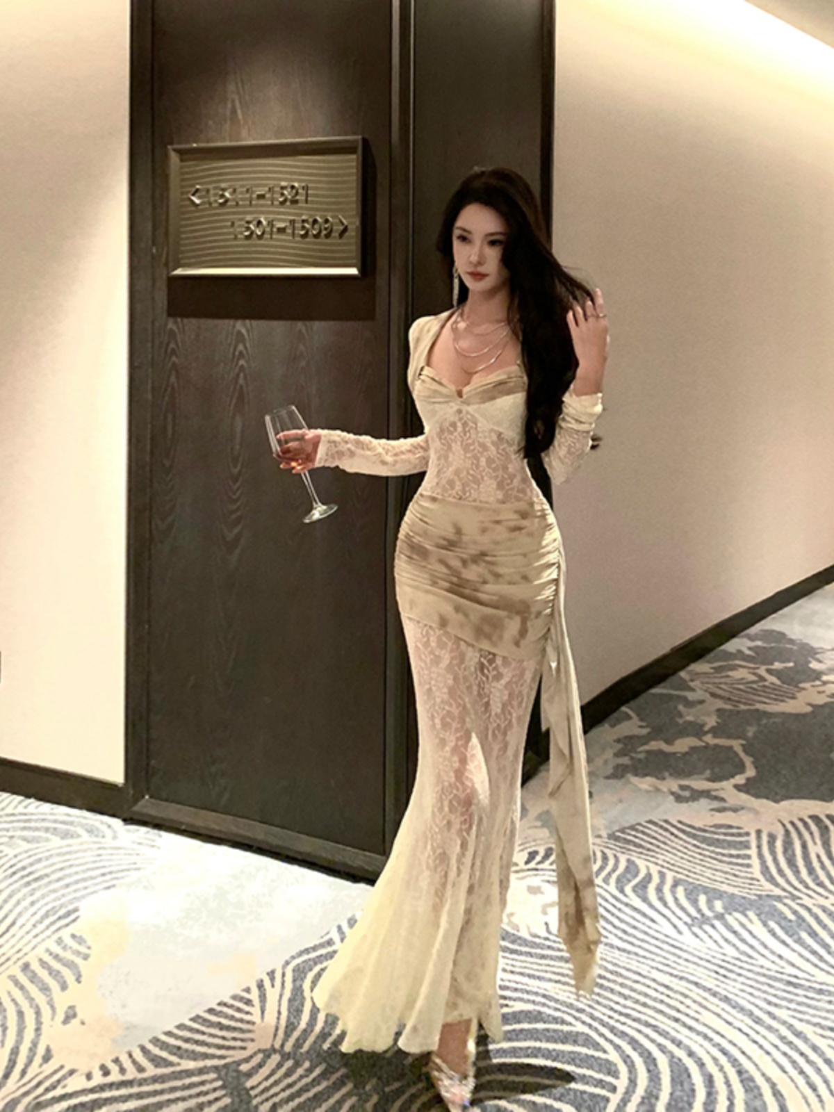 Elegant Lace Dress with Slimming Fishtail Skirt - Stylish Sister Outfit for a Stunning Goddess Look