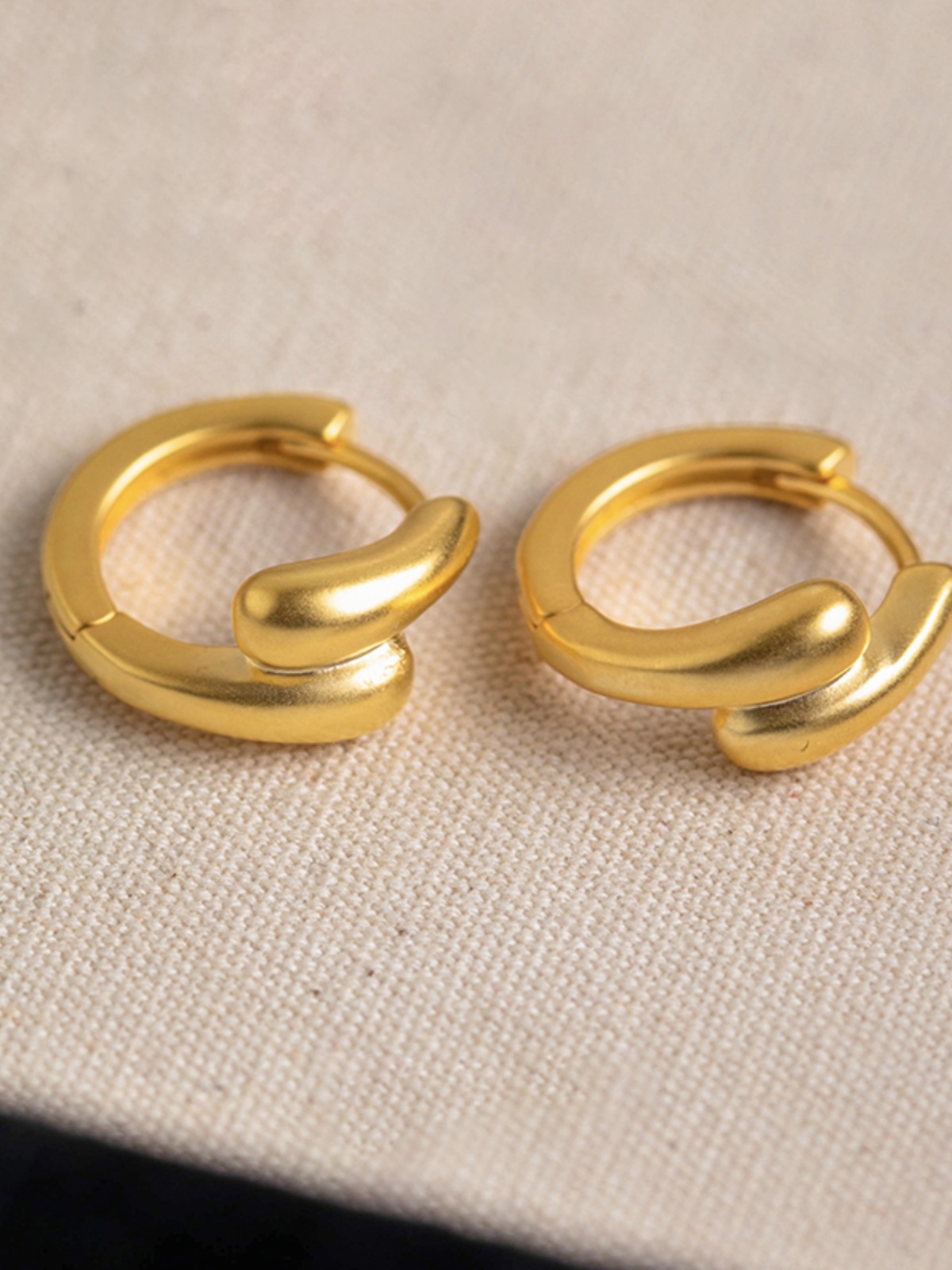 Elegant Matte Geometric Clip-On Earrings for Women - Minimalist Fashion Small Mosquito Coil Design
