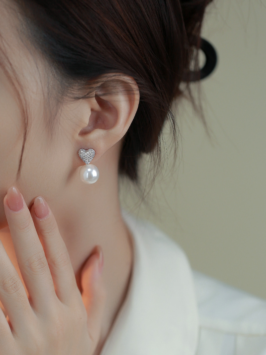 Elegant Minimalist Micro-Inlaid Zircon Heart Pearl Stud Earrings for Women - Versatile Light Luxury Niche Design