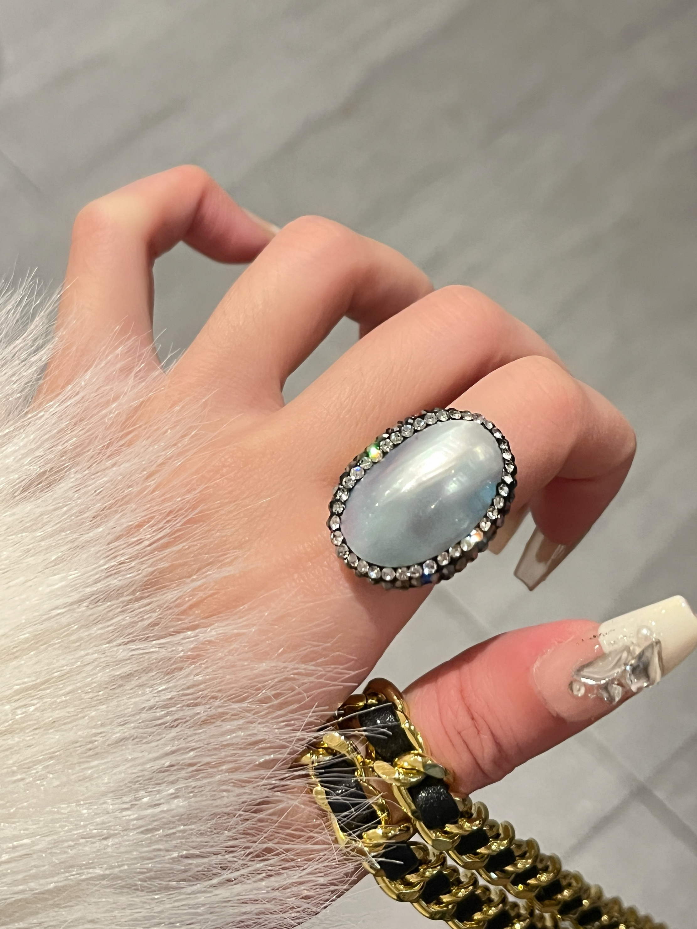 Elegant Natural Deep-Sea Pearl Gray Shell Ring for Women, High-End Light Luxury Wide Finger Ring, Chic Accessory for Any Occasion