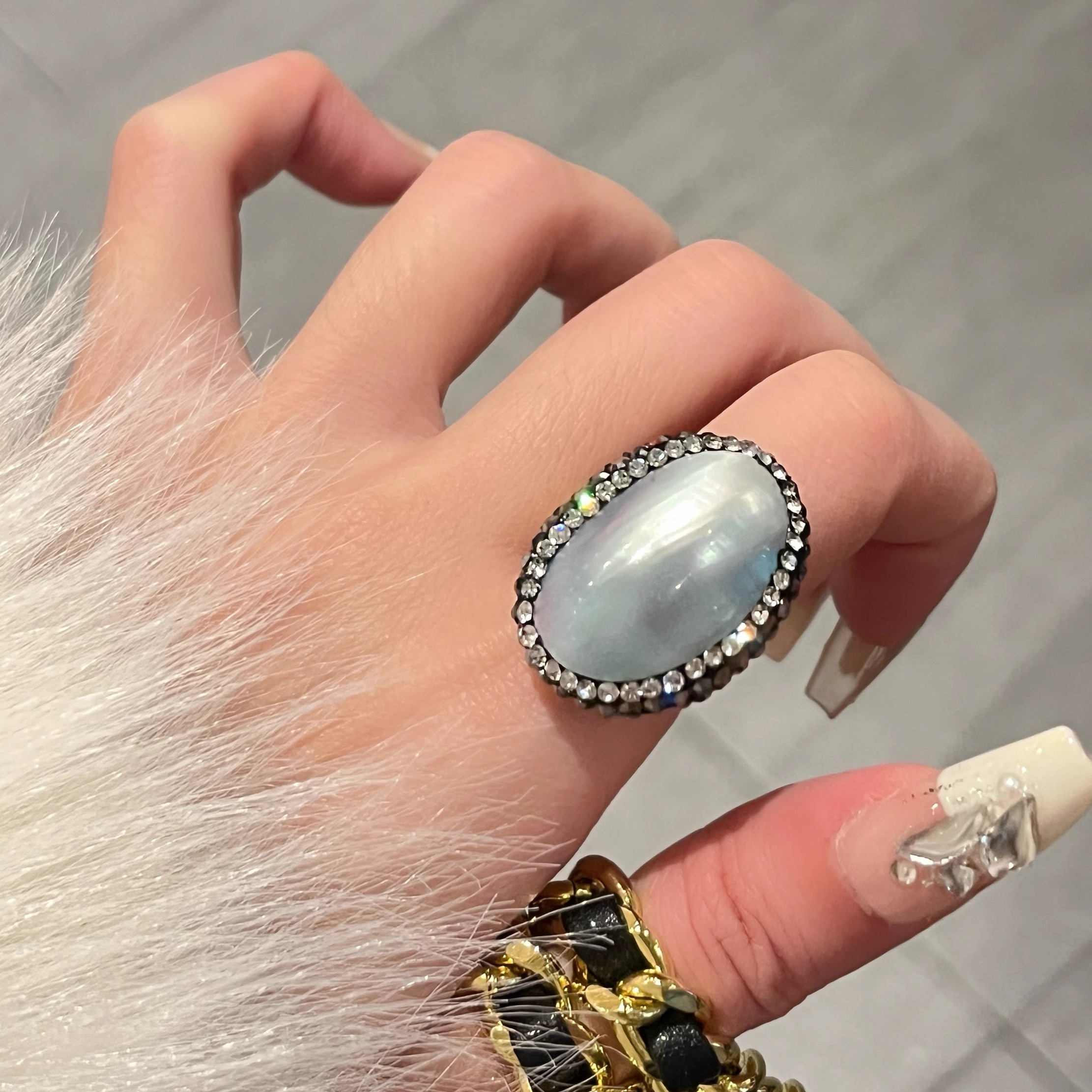 Elegant Natural Deep-Sea Pearl Gray Shell Ring for Women, High-End Light Luxury Wide Finger Ring, Chic Accessory for Any Occasion