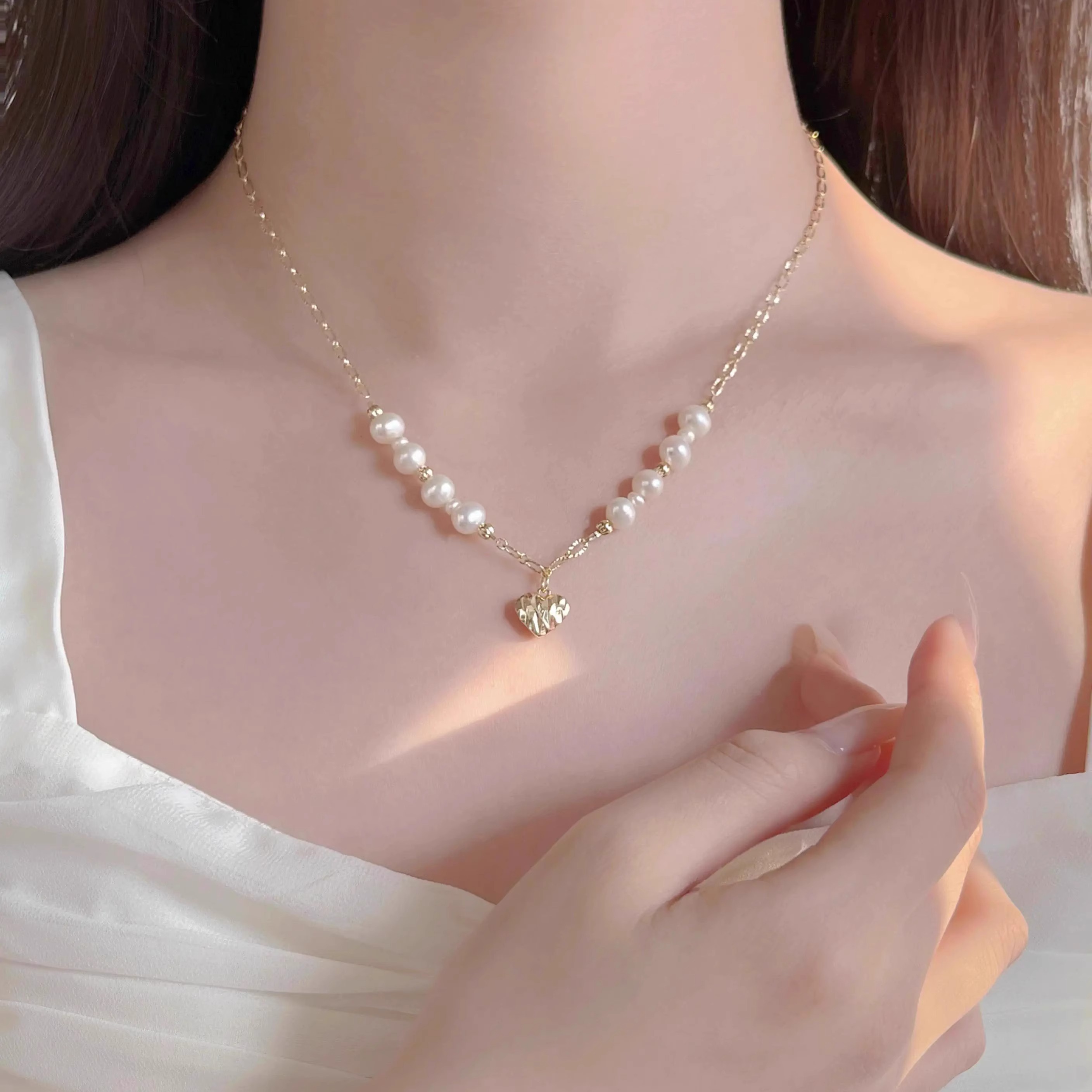 Elegant Natural Pearl Heart Necklace for Women - Classy Blue and White Porcelain Chain, Chic Niche Jewelry, Stylish Accessory