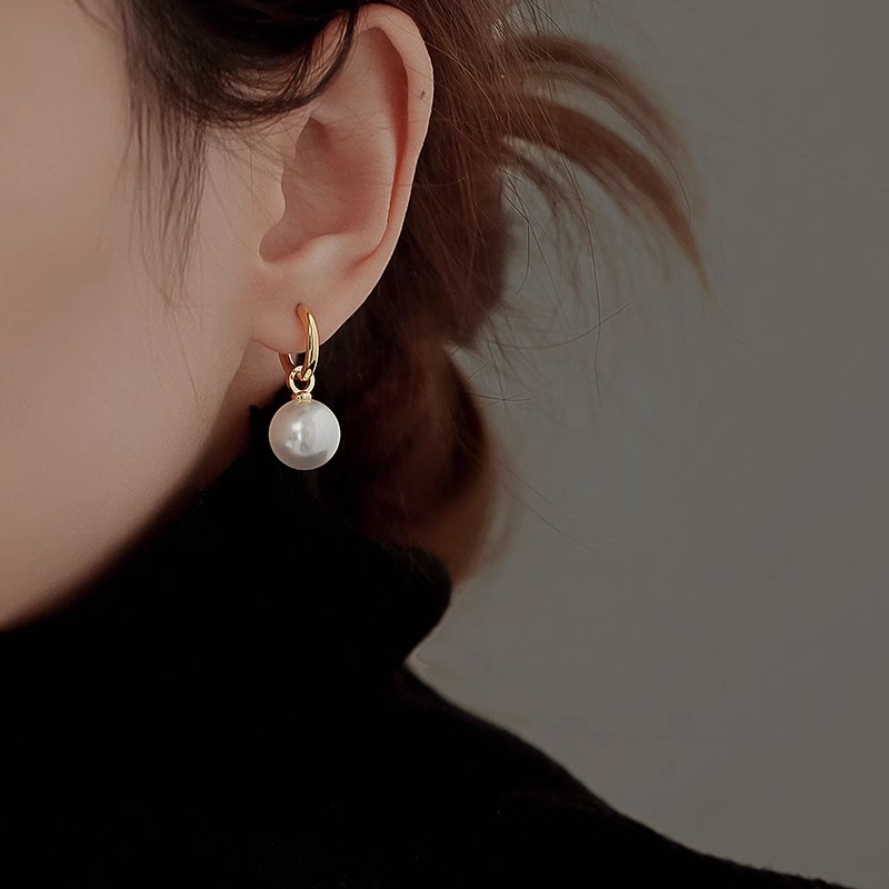 Elegant Pearl Earrings for Women - High-End Designer Ear Accessories - Chic and Stylish Jewelry for Every Occasion