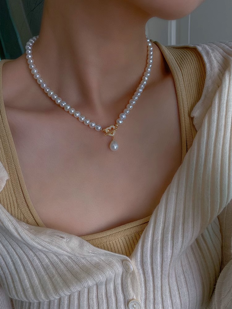 Elegant Pearl Heart OT Buckle Necklace for Women, Light Luxury Clavicle Chain, Trendy Accessory for Chic Style