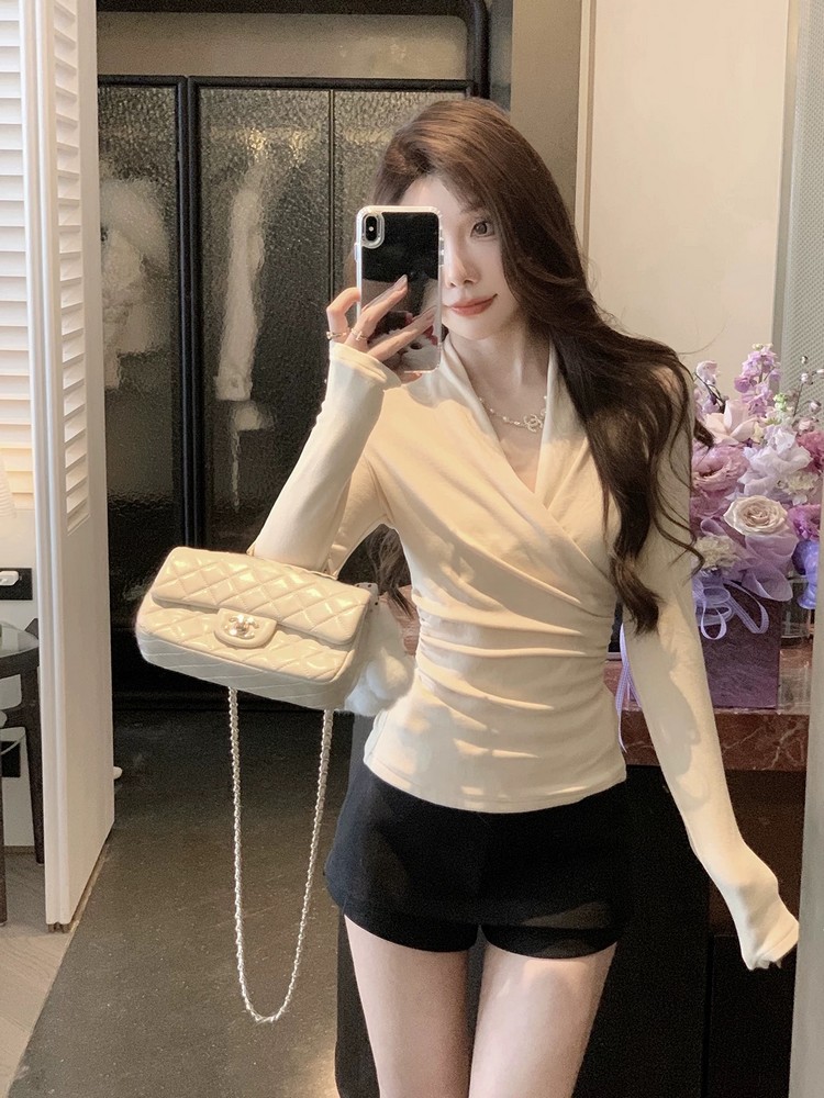 Elegant V-Neck Knitted Base Shirt for Women - Unique Waist-Cinching Silhouette, Perfect for Winter Layering, Chic & Stylish Fashion