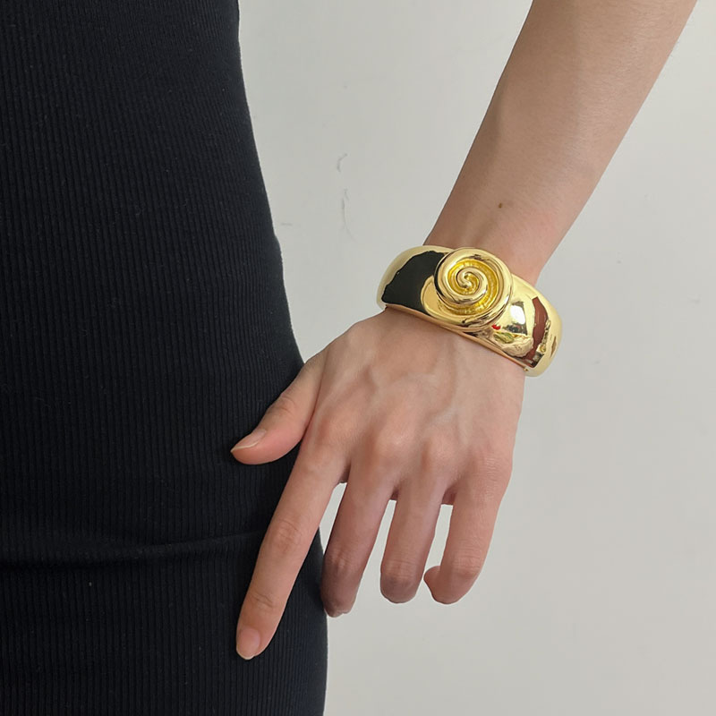 Exaggerated Glossy Nautilus Open Bracelet - Light Luxury Retro Wide Bangle for Women, High-End Fashion Statement Accessory
