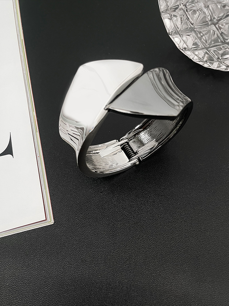 Exaggerated Metal Bracelet for Women - Retro Niche Design, Versatile Hand Accessory, Personalized Temperament Arm Ring