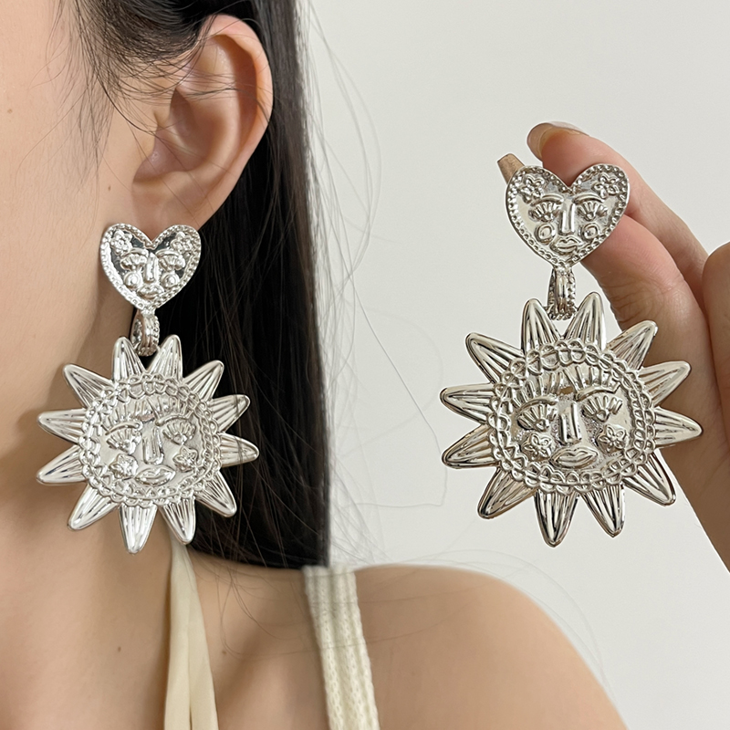 Exaggerated Metal Sunflower Pendant Earrings - Unique High-End Heart Studs for 2025 European and American Heavy Industry Style