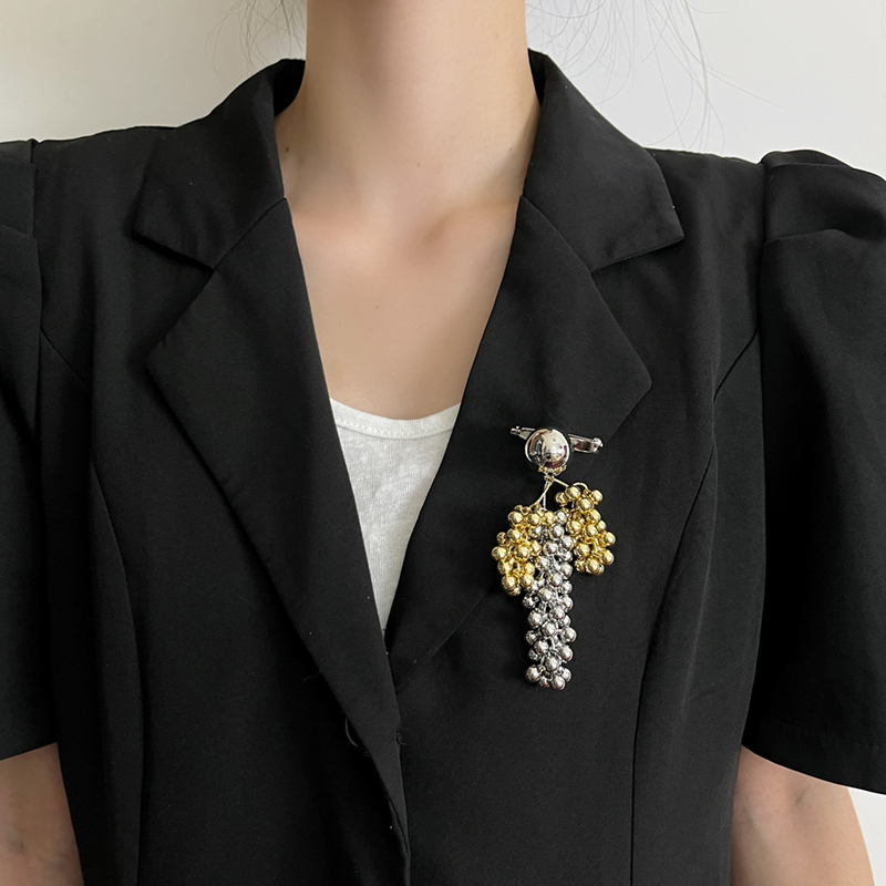 Exquisite Beaded Grape Brooch for Women - Gold and Silver High-End Suit Pin, Fashionable Corsage Accessory
