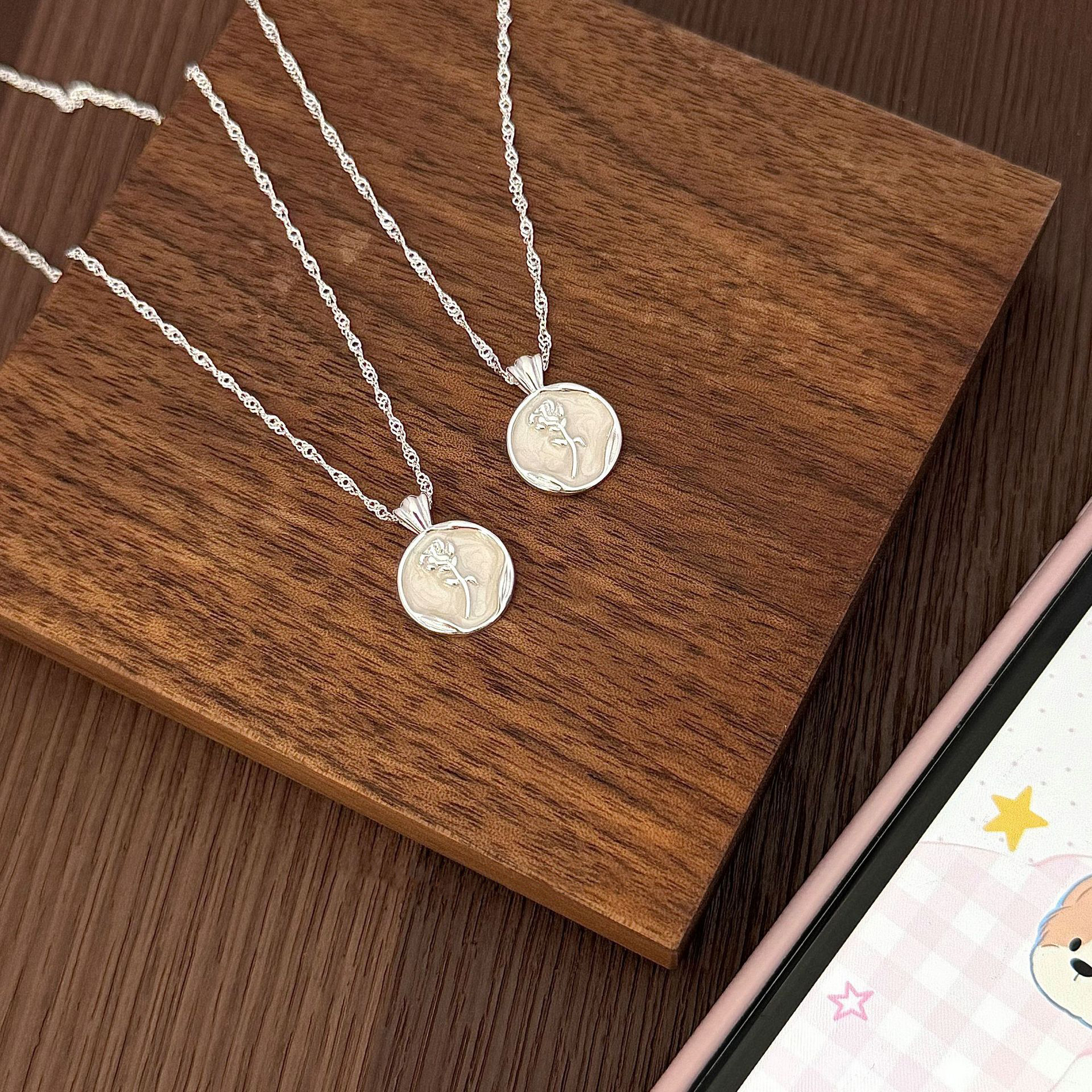 Exquisite Rose Flower Necklace for Women - Versatile French Fashion Clavicle Chain, Elegant Round Tag Design