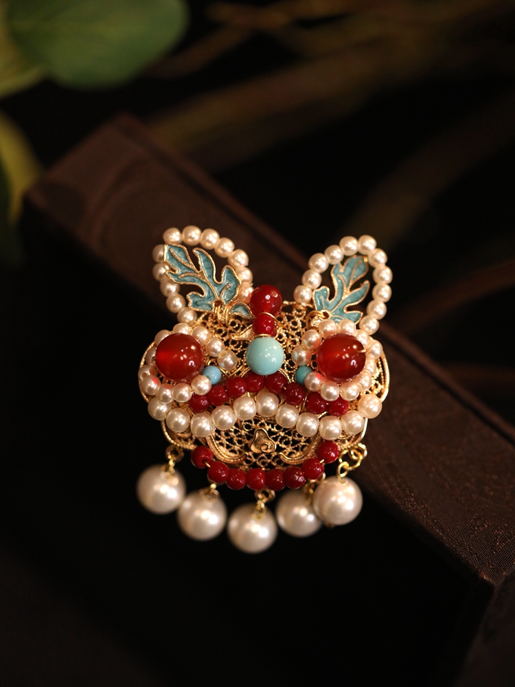 Exquisite Waking Lion Brooch for Women - Floral Chest Sweater Pin, Autumn Winter Cardigan Accessory, Elegant Qipao Gift