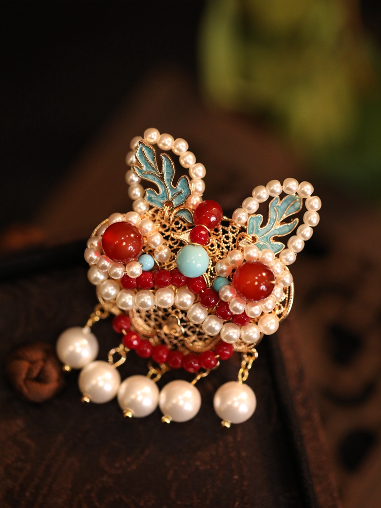 Exquisite Waking Lion Brooch for Women - Floral Chest Sweater Pin, Autumn Winter Cardigan Accessory, Elegant Qipao Gift