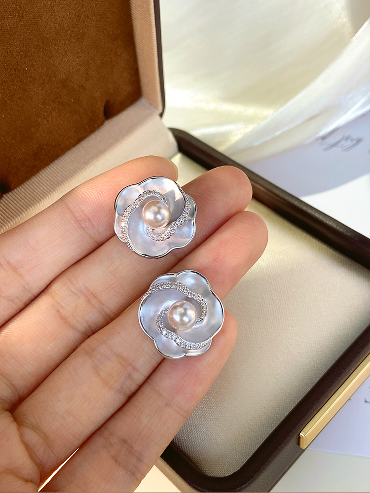 French-Style Small Floral Pearl Earrings for Women, Minimalist Light Luxury Versatile Ear Accessories