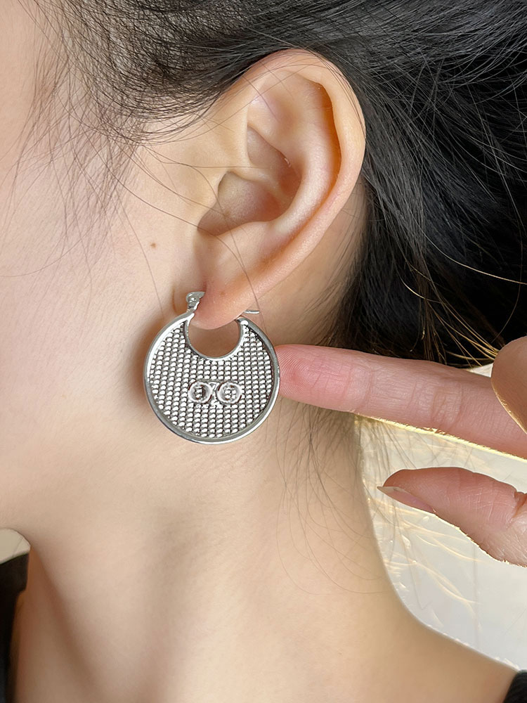French Vintage Metal Round Letter Earrings - Minimalist High-End Women's Accessories for Autumn/Winter