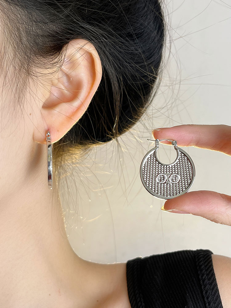 French Vintage Metal Round Letter Earrings - Minimalist High-End Women's Accessories for Autumn/Winter