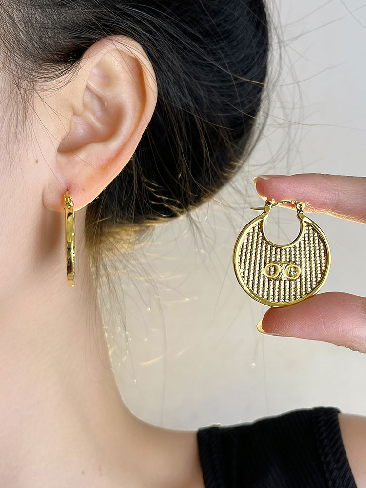 French Vintage Metal Round Letter Earrings - Minimalist High-End Women's Accessories for Autumn/Winter