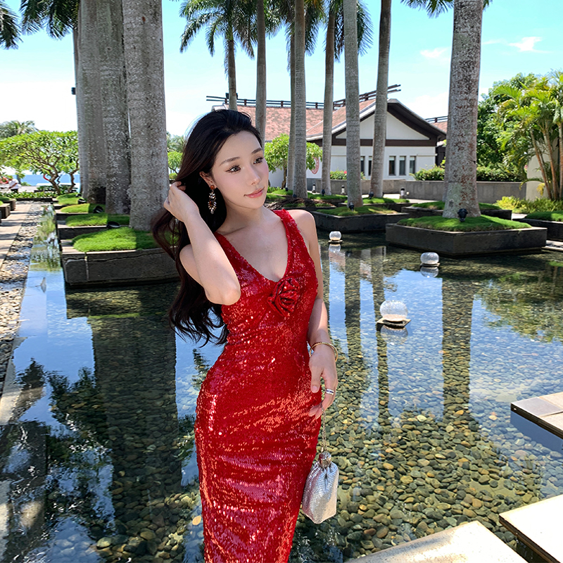 Glamorous Backless Sequin Dress with Halter Neck, Bodycon Design â€“ Elegant High-End Red Cocktail Gown for Special Occasions