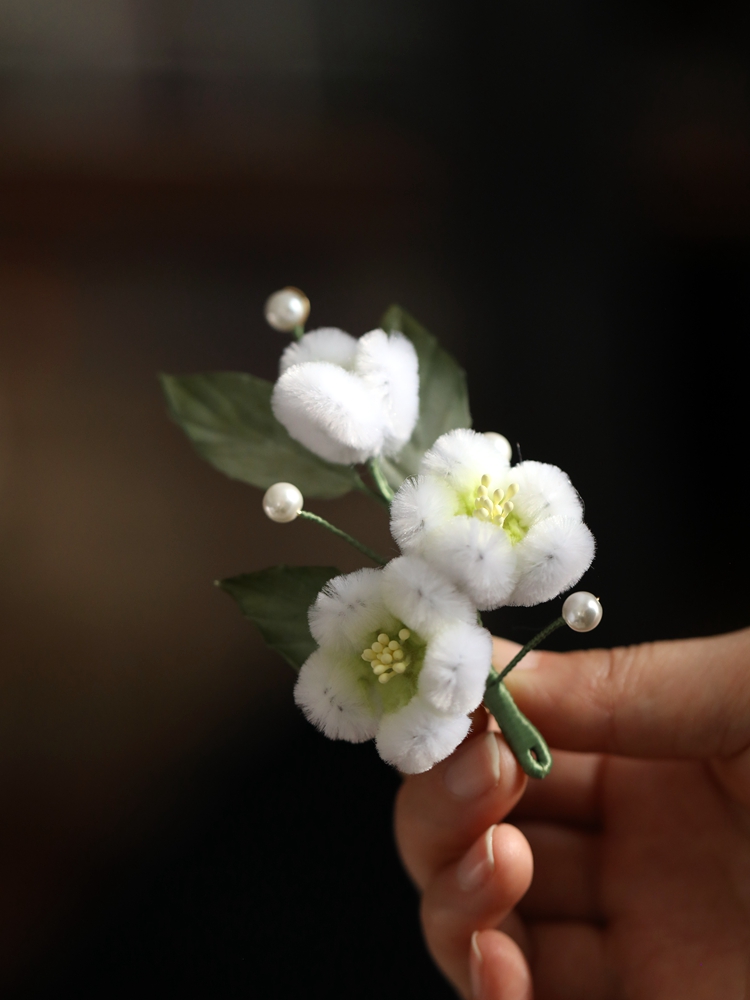 High-End Faux Velvet Flower Brooch - Exquisite Handmade Corsage Pin in Classical National Style for Autumn & Winter Fashion