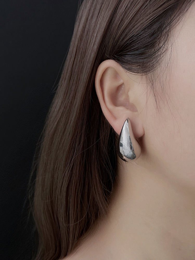 High-End Minimalist Exaggerated Water Drop Earrings - Unique Niche Design Ear Studs for 2025 Fashion Trends
