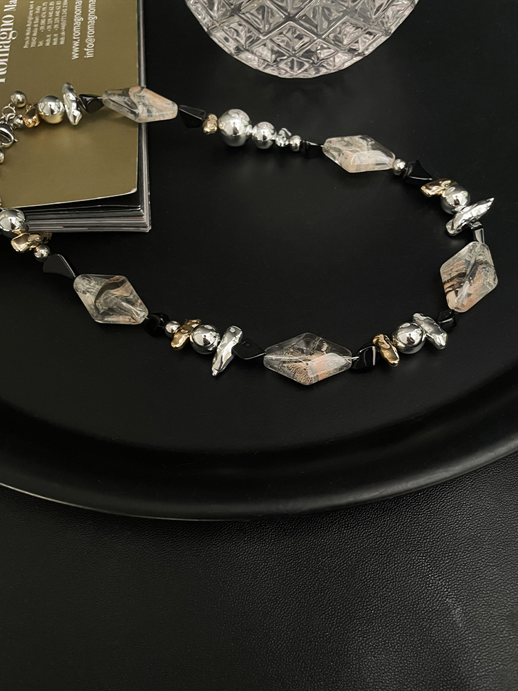 High-End Neutral Punk Irregular Beaded Necklace - Y2K Clavicle Chain with Unique Niche Design for a Cool Personality