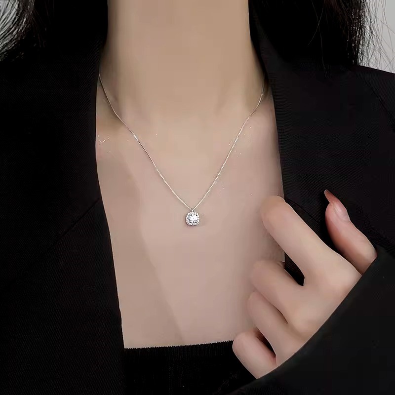 High-End Pendant Clavicle Chain Necklace - Light Luxury Fashion Accessory - Elegant Niche Design