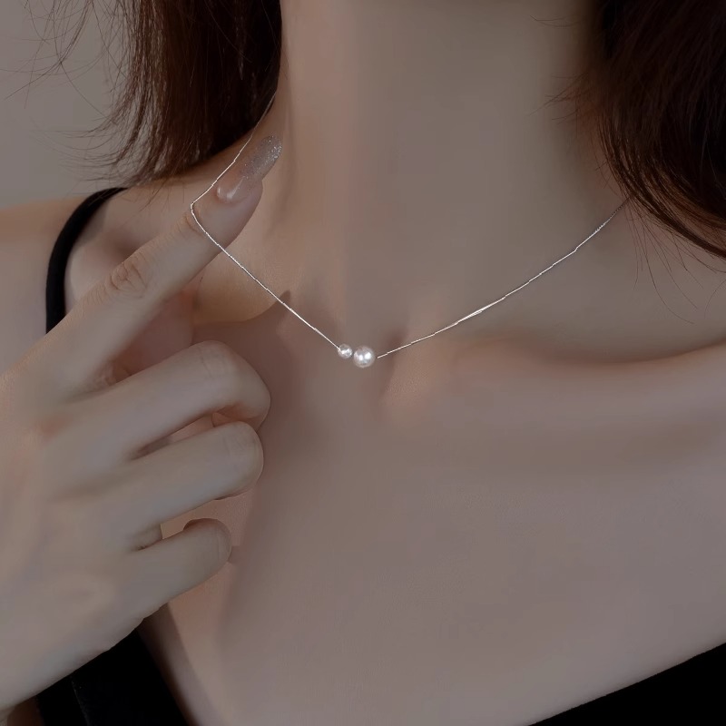 High-End Women's Pearl Clavicle Chain Necklace - Light Luxury Fashion Accessory for Elegant Style