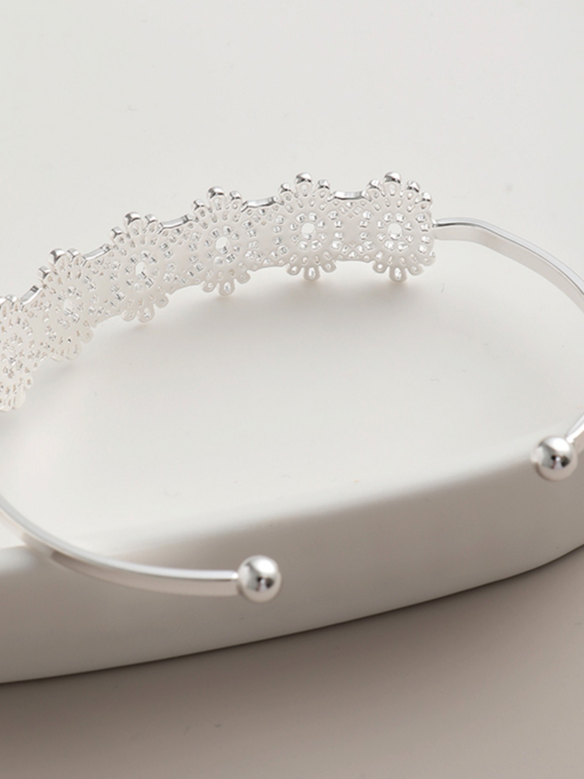 Hollow Platinum Open-Style Women's Bracelet - Trendy Versatile Accessory for Fashion-Forward Looks