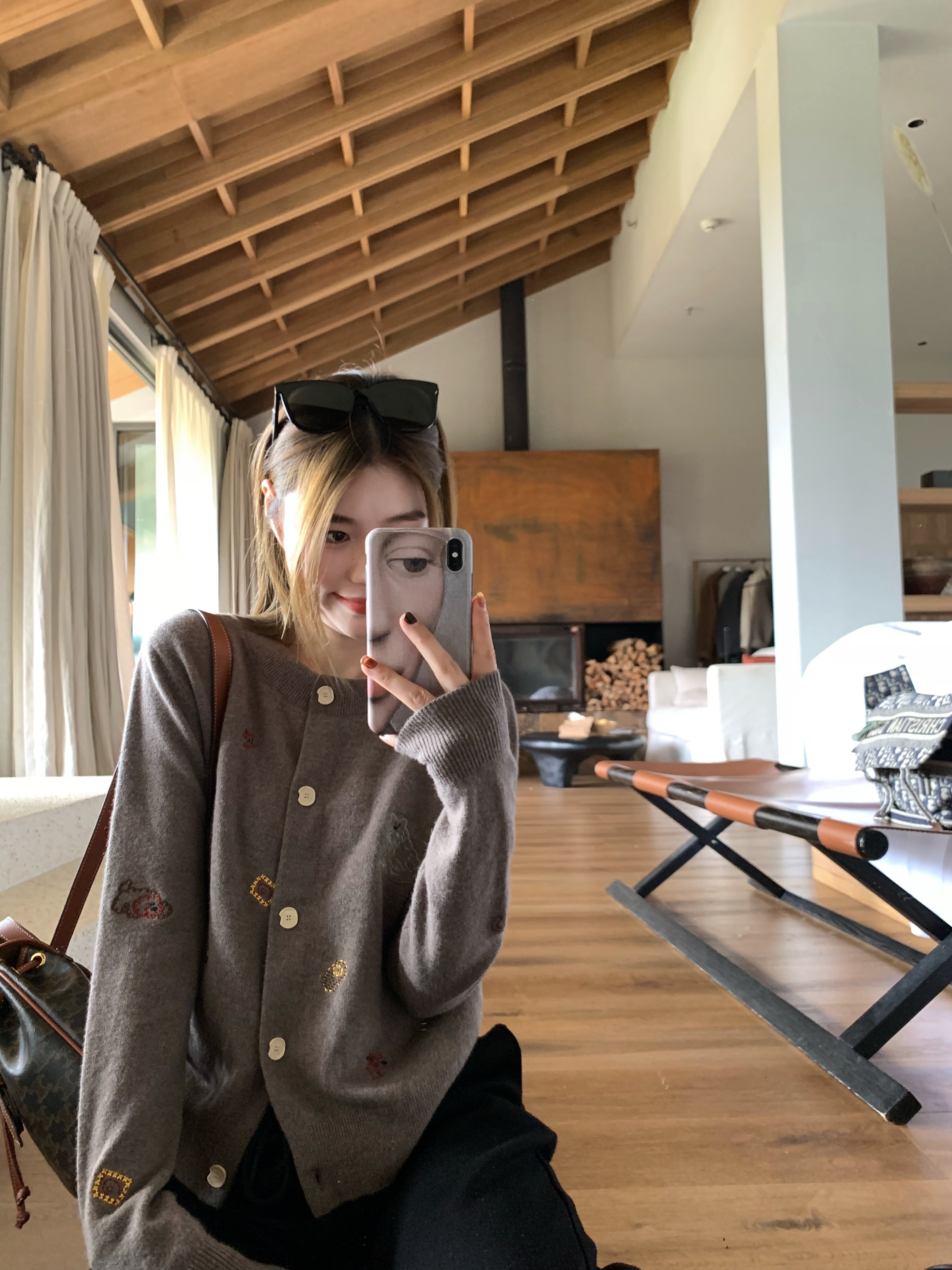 Korean Style Embroidered Knit Top for Women - All-Wool, Atmospheric Design by Young Female Illustrator
