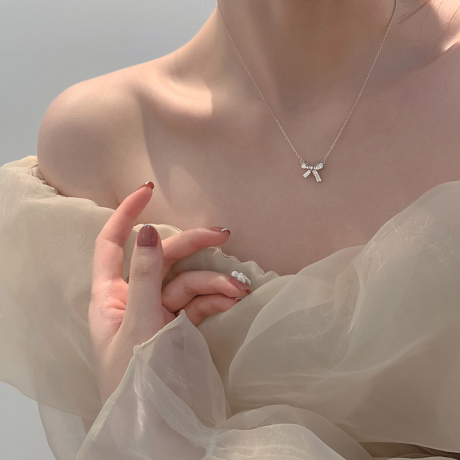Light Luxury Butterfly Knot Necklace for Women - High-End Clavicle Chain, Stylish 90s Inspired Jewelry