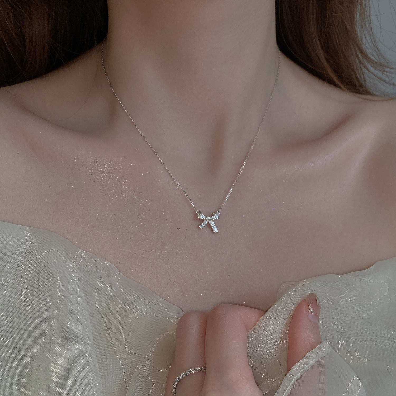 Light Luxury Butterfly Knot Necklace for Women - High-End Clavicle Chain, Stylish 90s Inspired Jewelry