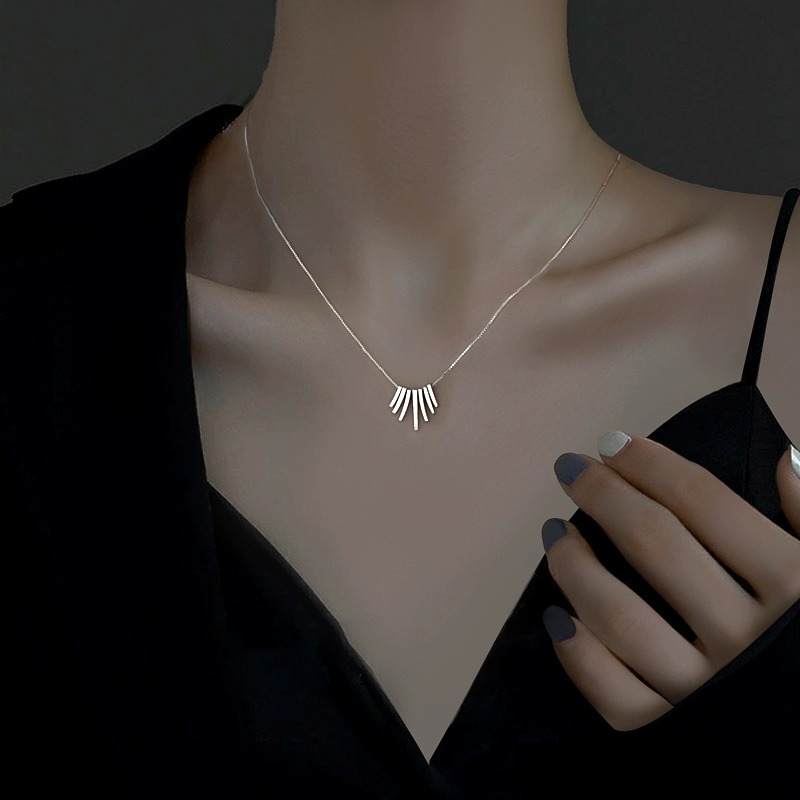 Light Luxury Pendant Clavicle Chain Jewelry - High-Quality Fashion Accessory for Chic Temperament