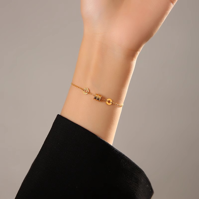 Lightweight Luxury Women's Bracelet - Retro Exquisite Design, Niche Fashion Accessory