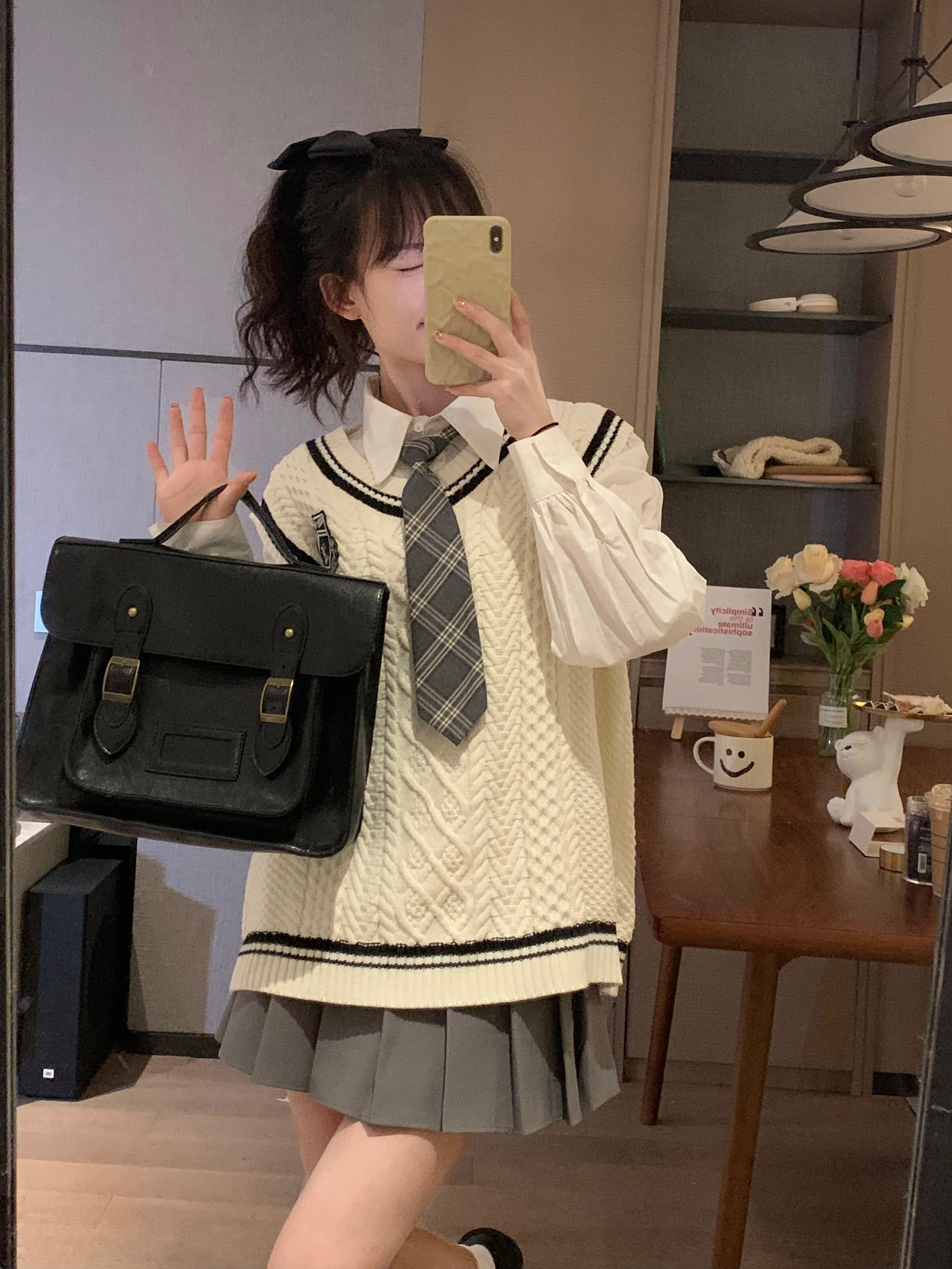 Loose Slimming Gray Knitted Vest with College Style - Sweet Early Spring Fashion for Women