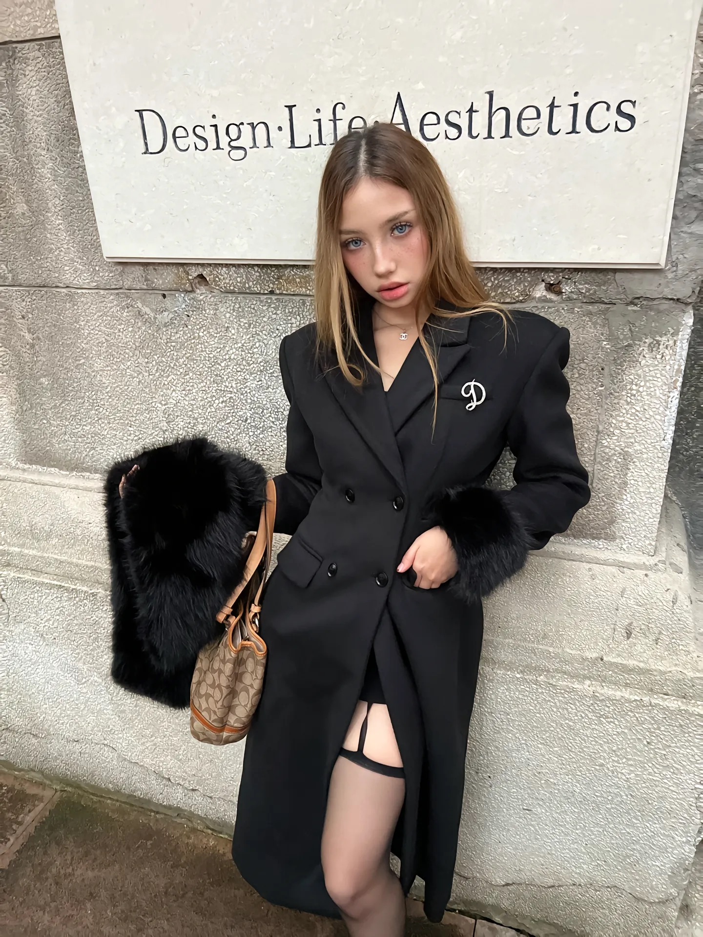 Mid-Length Hourglass Waist Woolen Coat for Autumn and Winter - Blackened C-Position Design for a Chic Look