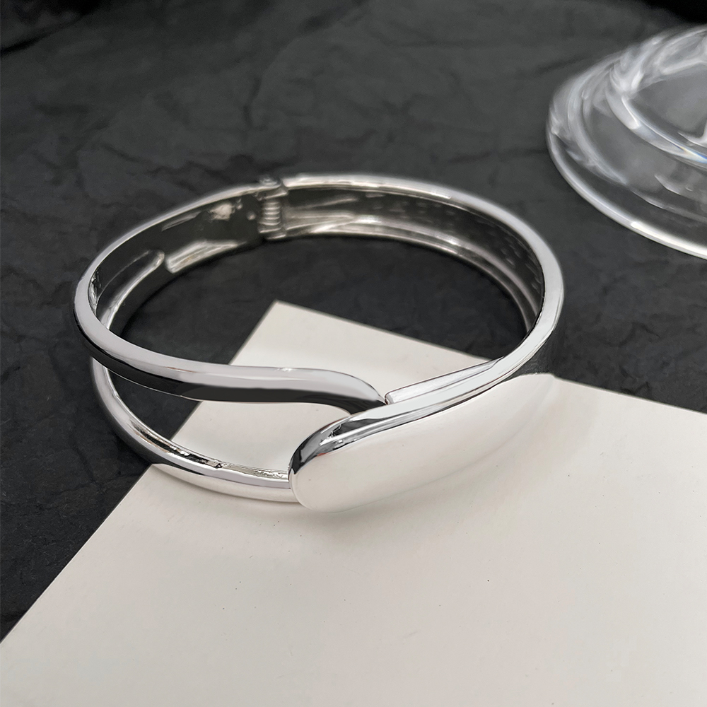 Minimalist Alloy Open Bangle for Women - Simple Versatile Jewelry Accessory for Summer Outfits - Chic High-End Style