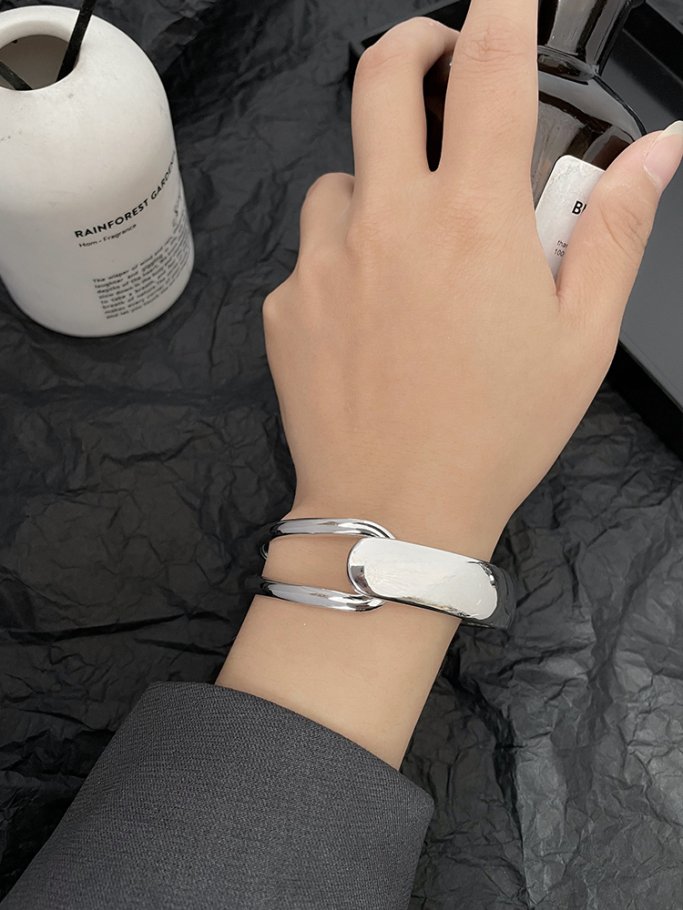 Minimalist Alloy Open Bangle for Women - Simple Versatile Jewelry Accessory for Summer Outfits - Chic High-End Style