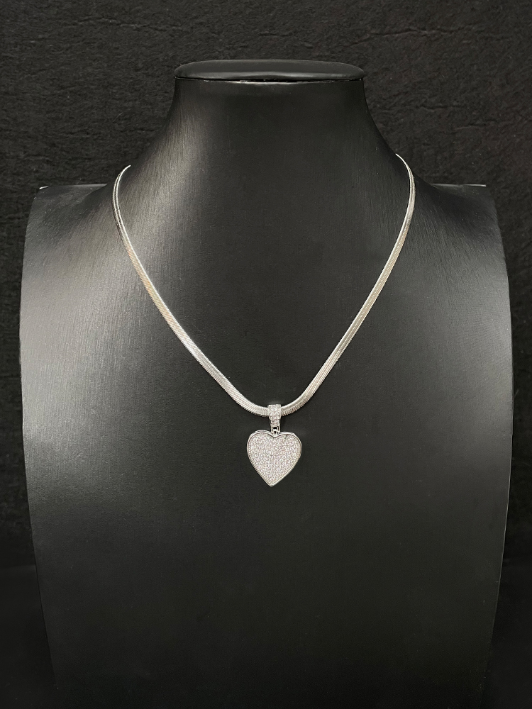 Minimalist Full Diamond Heart Pendant Necklace for Women, Personalized Snake Chain Clavicle Jewelry, Hip-Hop Style Accessory