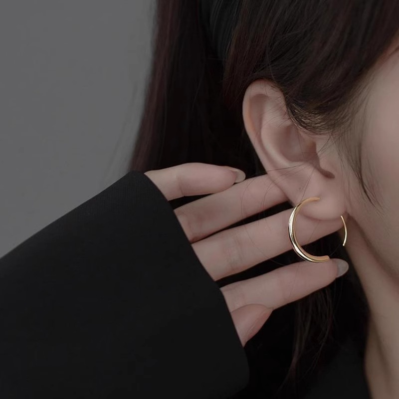 Minimalist Geometric Hoop Earrings for Women - Elegant Niche Design, Modern Fashion Accessory, Chic Style, Perfect for Everyday Wear