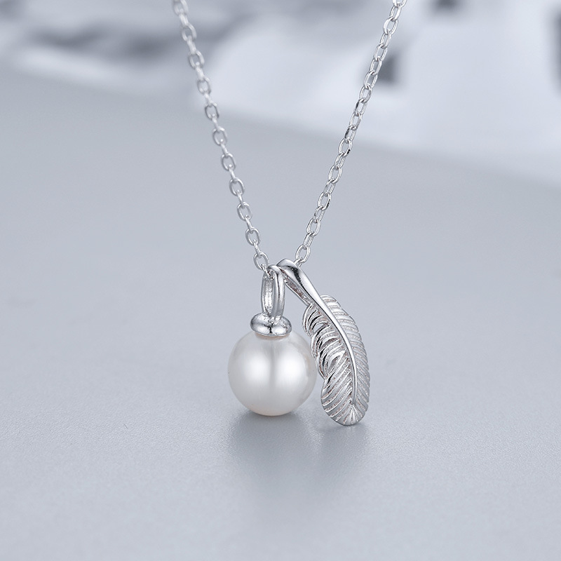 Minimalist Pearl Pendant Necklace, Versatile Gold Feather Clavicle Chain, Elegant Fashion Accessory for Chic Style