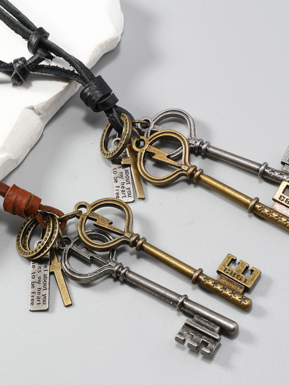 Minimalist Retro Double Key Pendant Leather Necklace - Creative Personality Jewelry for Trendy Fashion Lovers