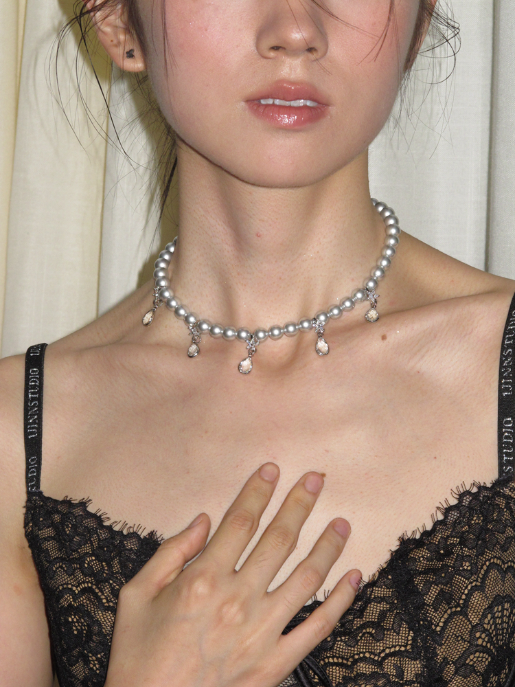 Minimalist White Stone Crystal Bead Flower Necklace for Women - Light Luxury Clavicle Chain, Elegant Fashion Accessory