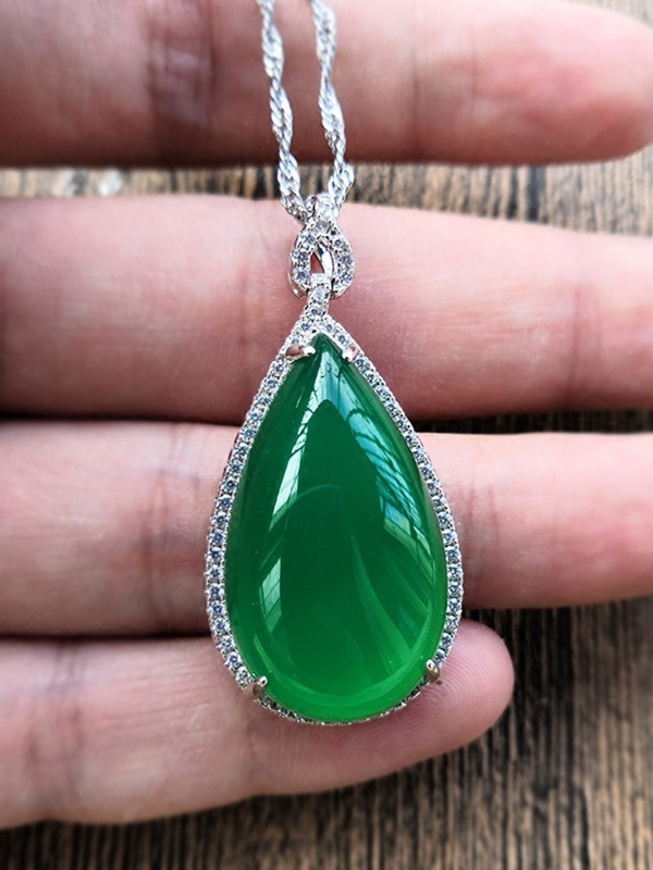 Natural Ice-Type Green Chalcedony Water Droplet Necklace - Jade-Colored Agate Gemstone, Boho Chic Jewelry, Nature-Inspired Accessory